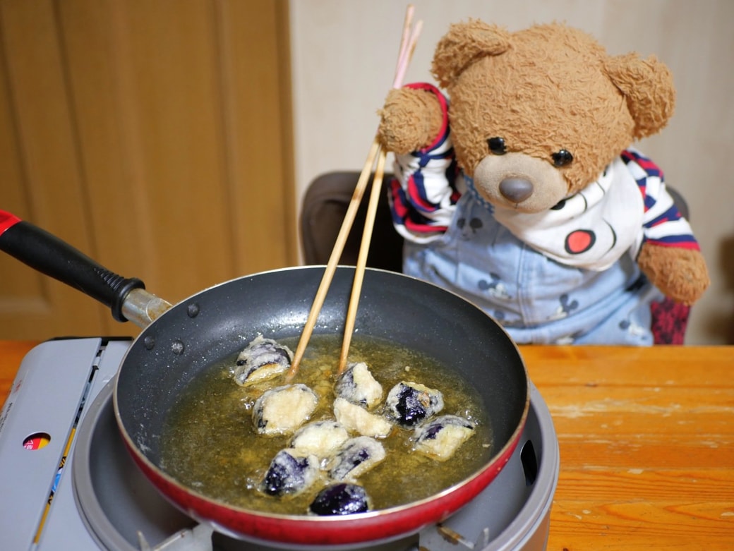 茄子を揚げるくまくん