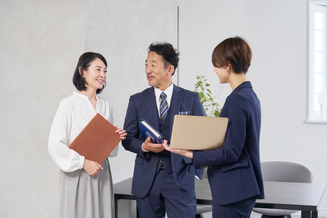 仕事する人