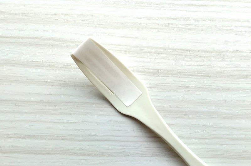 フォークの先に両面テープをはる