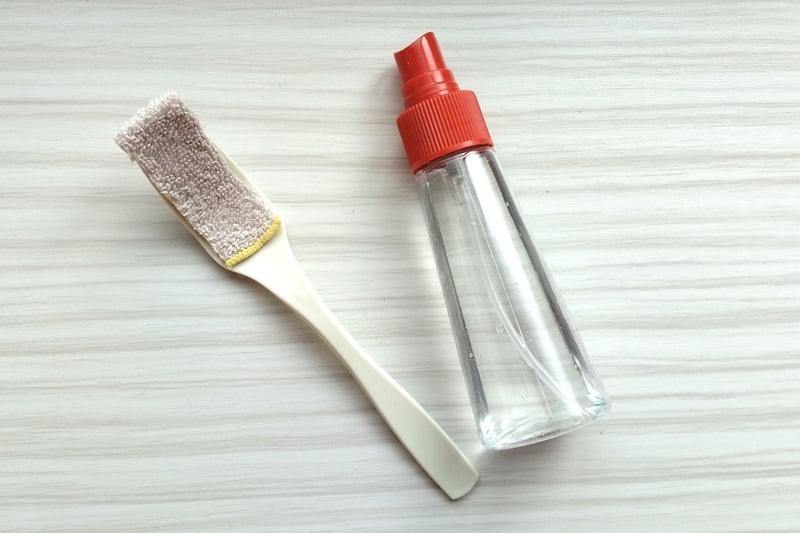 水や掃除用洗剤を吹き付けて使う