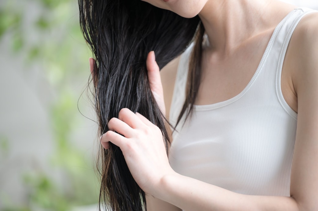 髪のケアをする女性