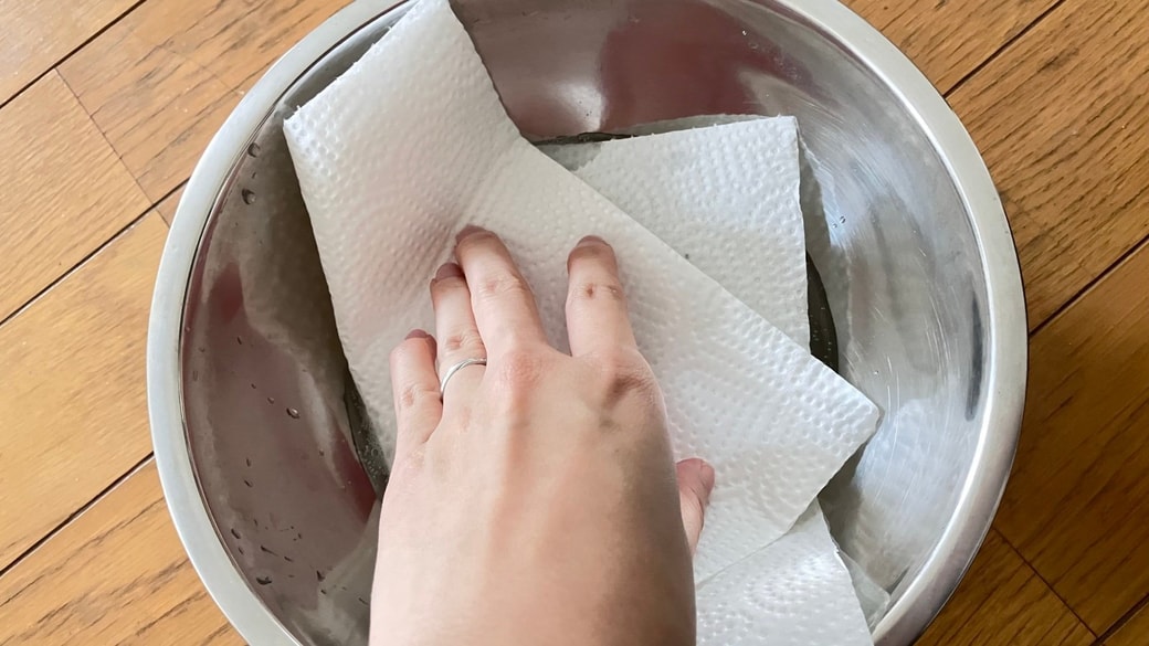 キッチンペーパーを炭酸水にしみこませる様子