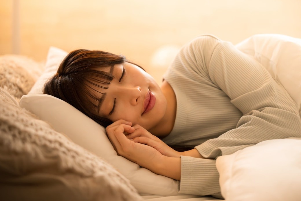ぐっすり眠る女性