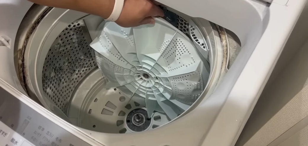 きれいな状態の洗濯機の中