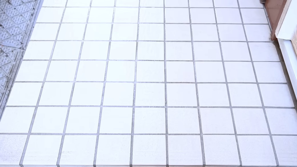 きれいに掃除をした玄関タイル