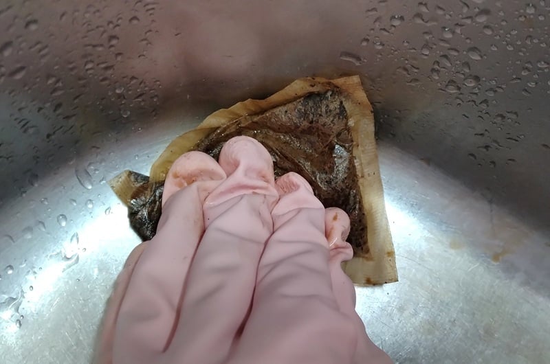 「麦茶パック」をスポンジ代わりに使うとシンクがピカピカになる！