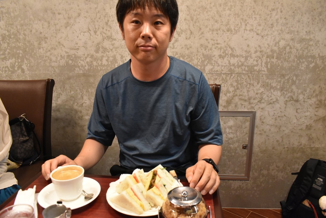 出張中男性