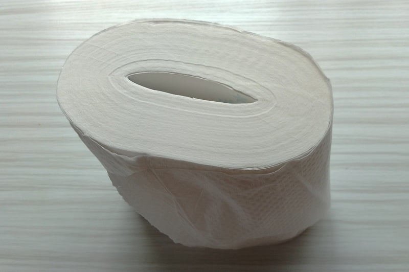 トイレットペーパーをギュッと潰すだけ！