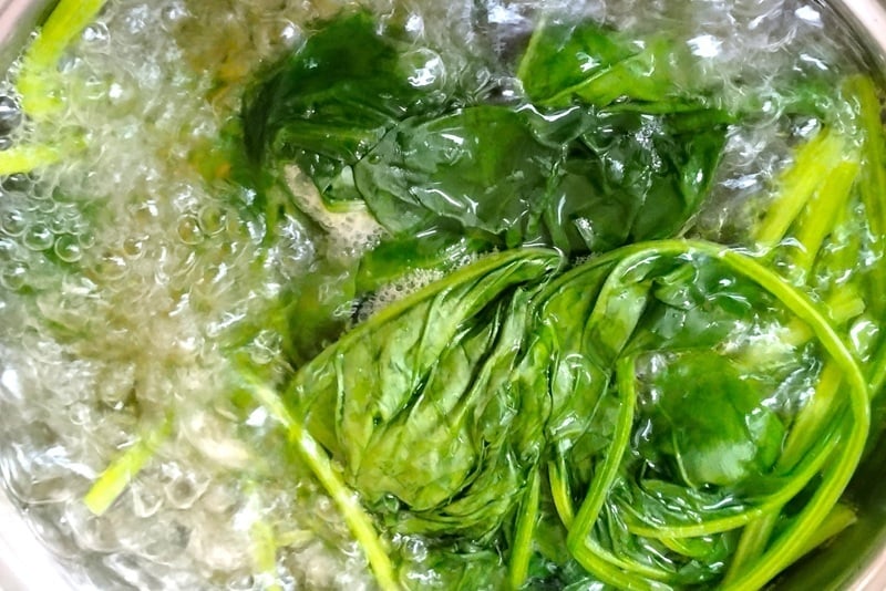ほうれん草をゆでるところ