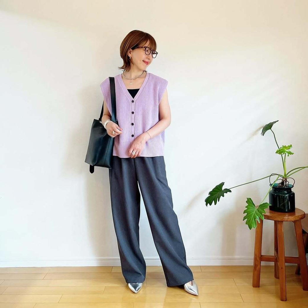 グレーのパンツ＆シルバーパンプスで大人の余裕を感じるコーディネートに。