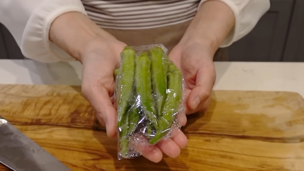 ラップに包んだオクラ