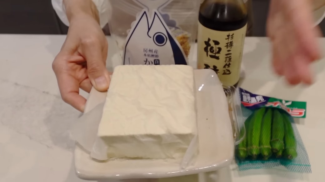 キッチンペーパーで水切りをしている豆腐