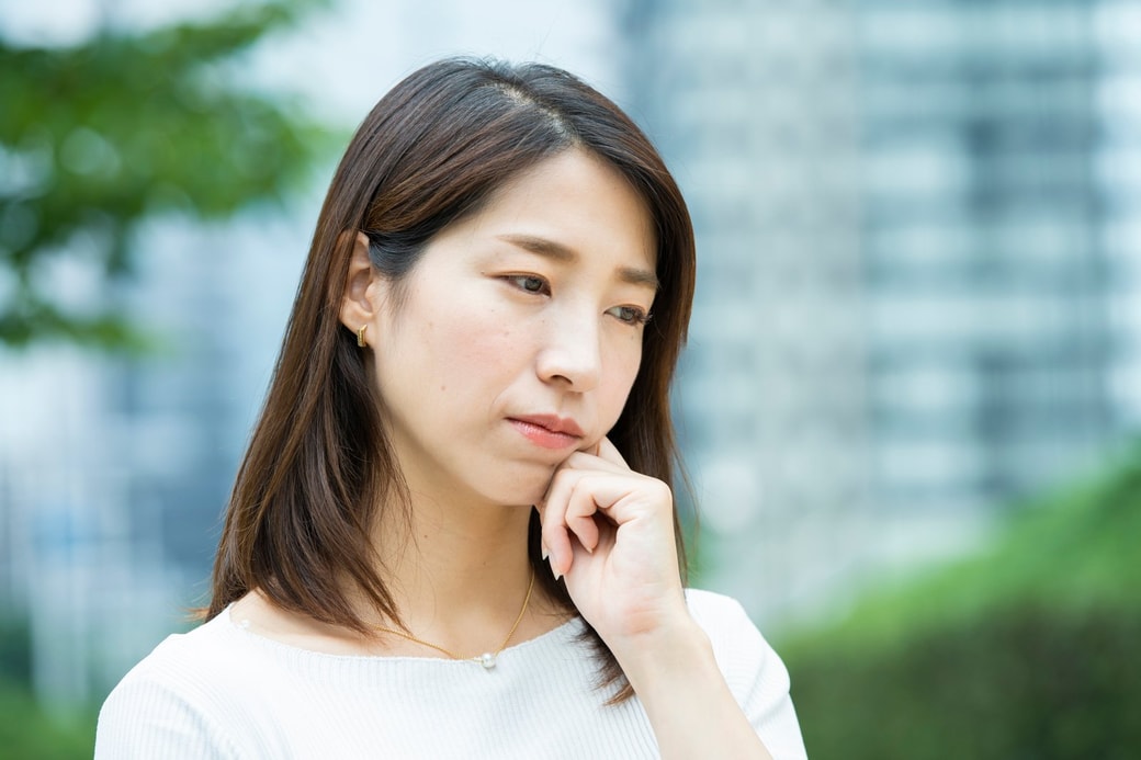 悩む女性