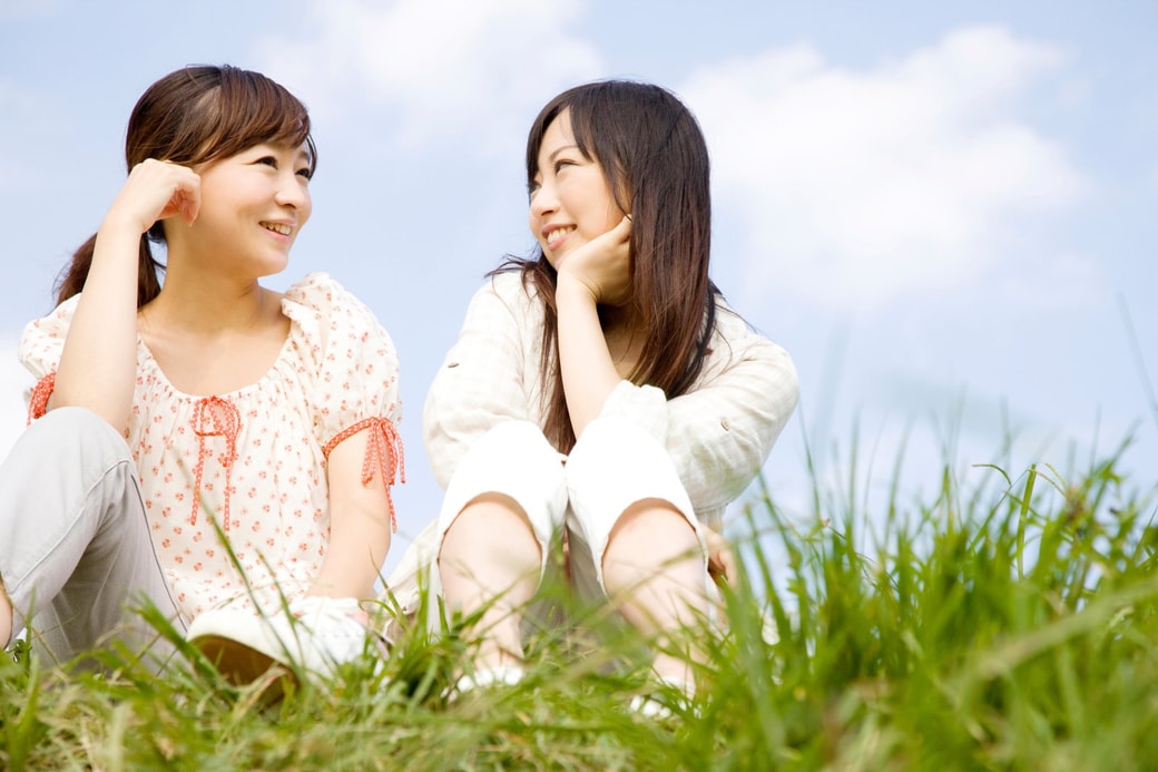 話をする女性たち