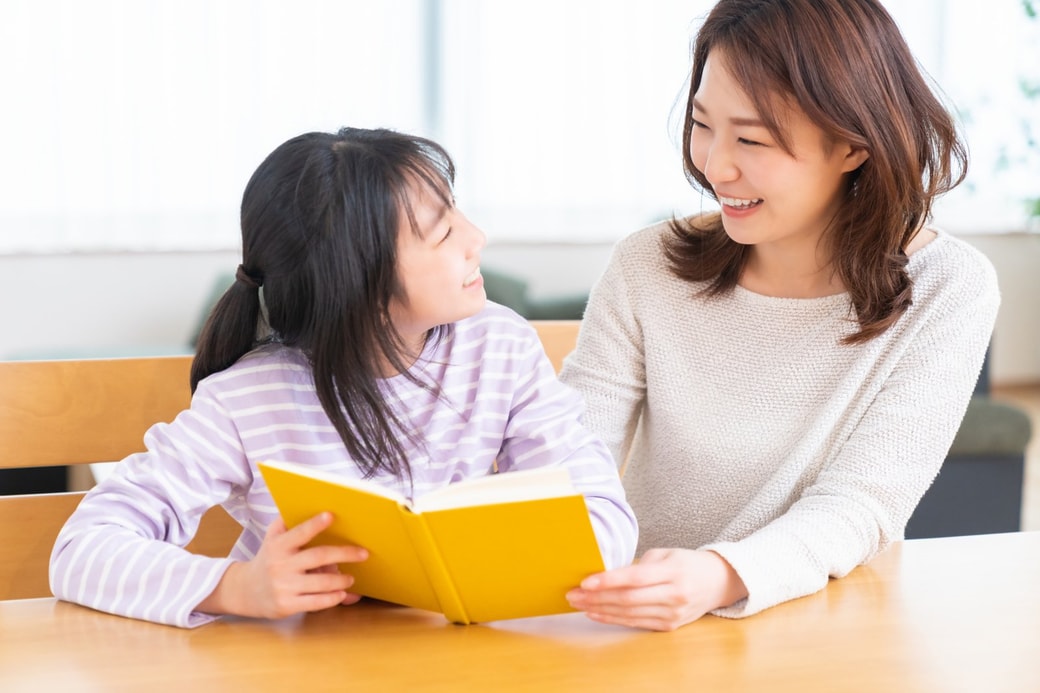 本を読む親子
