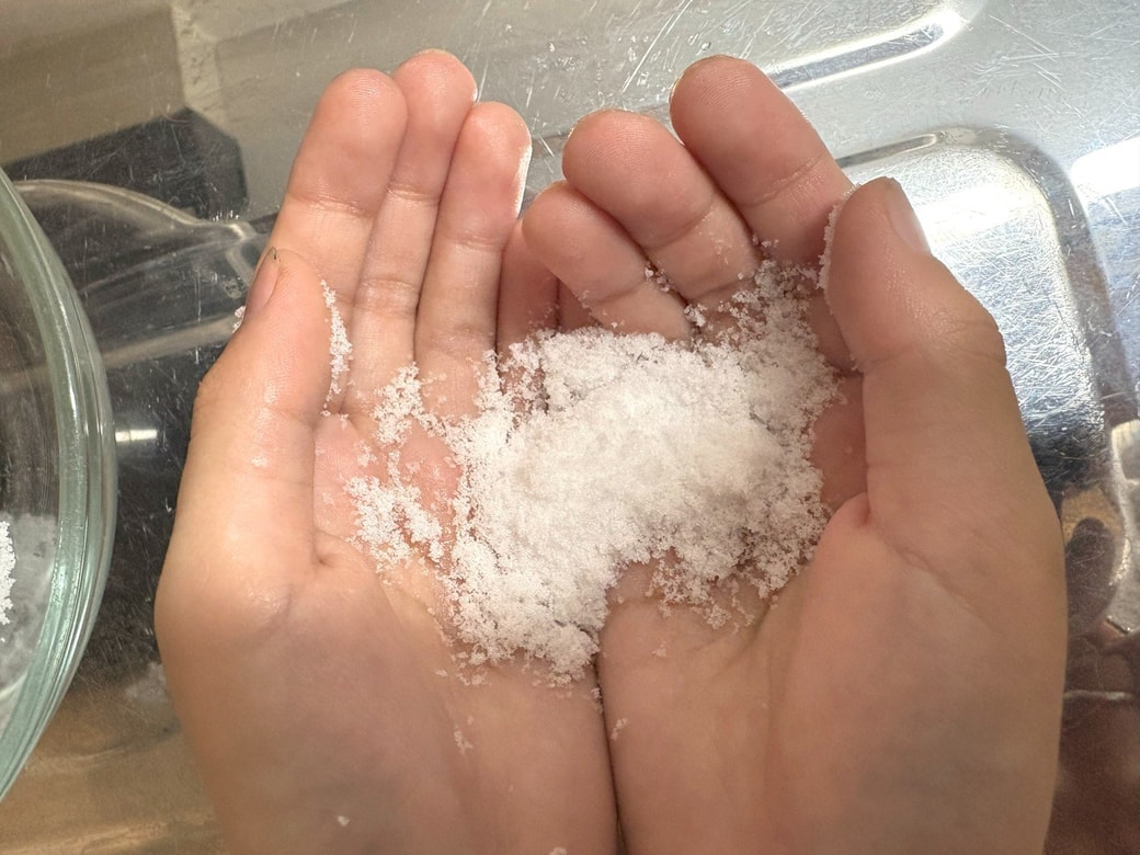 砂糖を使って手のぬめりを取る