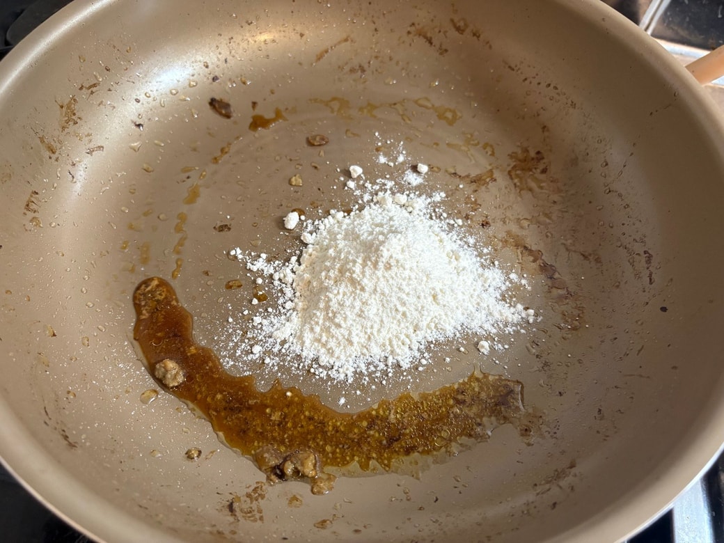 油の残ったフライパンに「小麦粉」を入れるとスルンと落ちる！