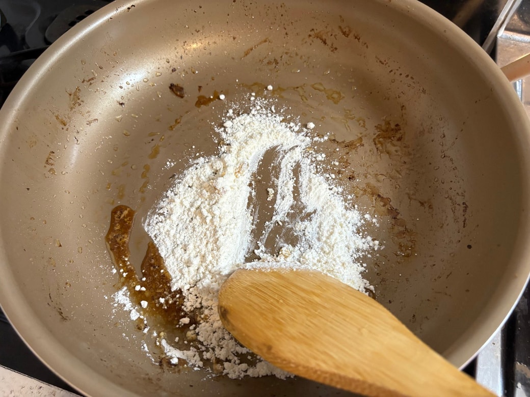 ヘラで油と小麦粉を混ぜる様子