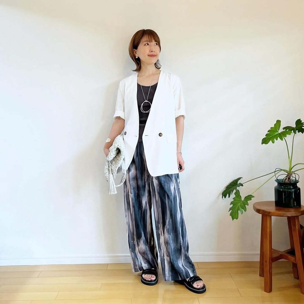 個性の強いパンツに品を与えてくれる白ジャケット。