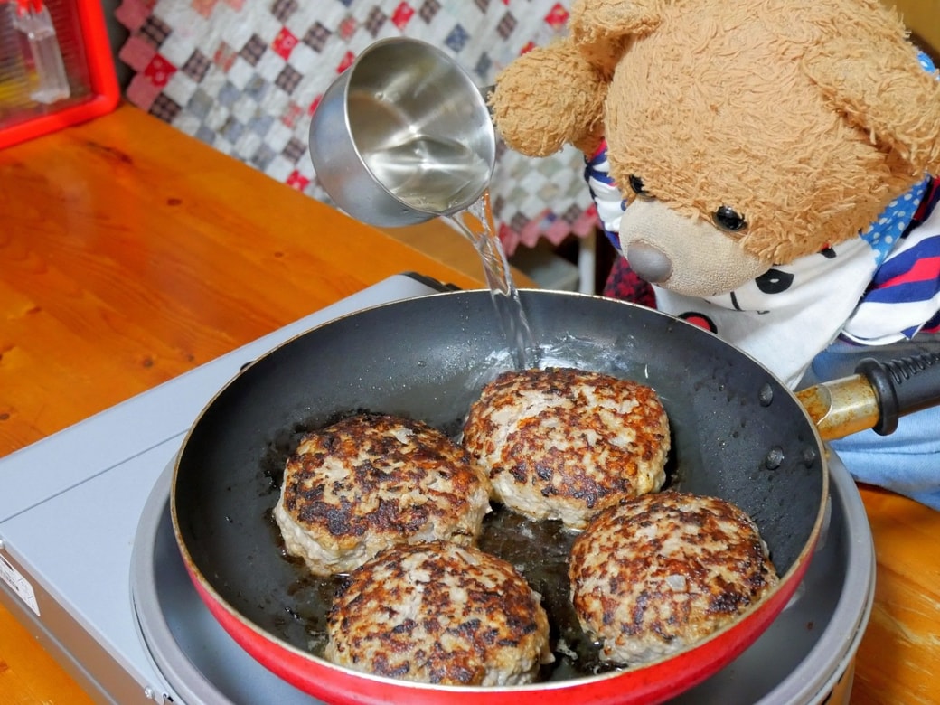 ソースの材料を加えるくまくん