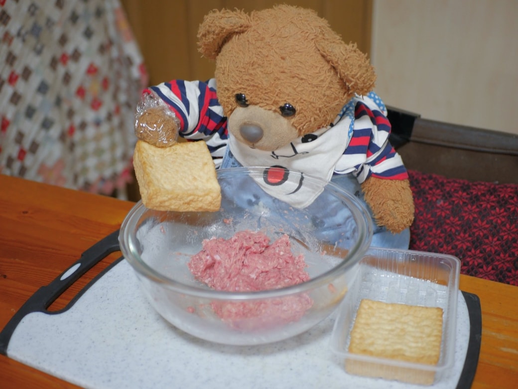 厚揚げを加えるくまくん