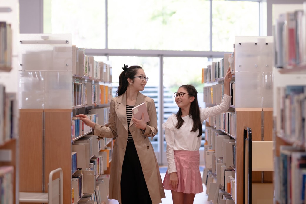 図書館の親子
