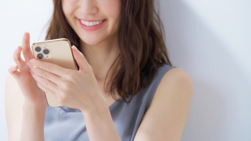 スマホを見る女性