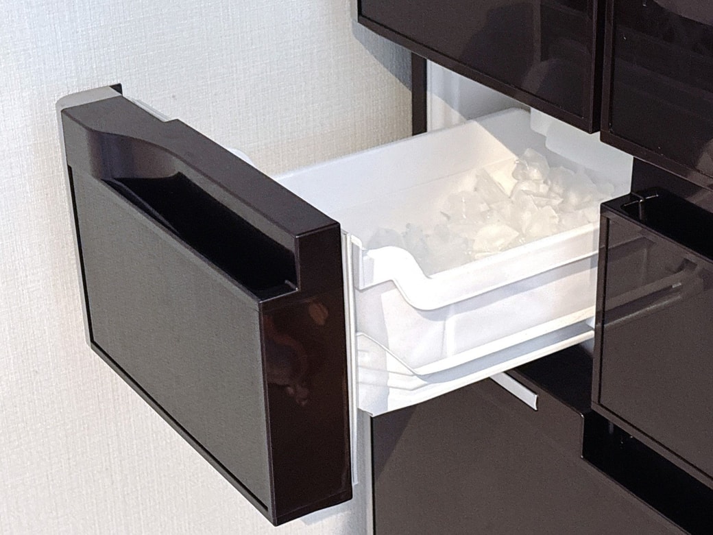 ドアが開きっぱなしの製氷ケース