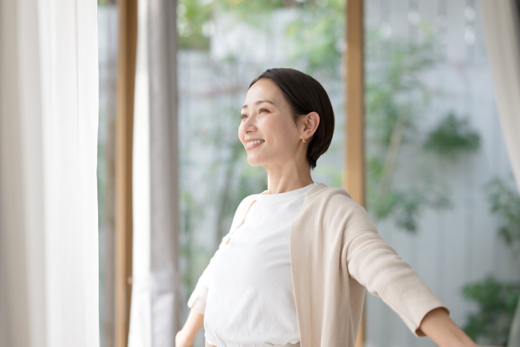深呼吸をする女性