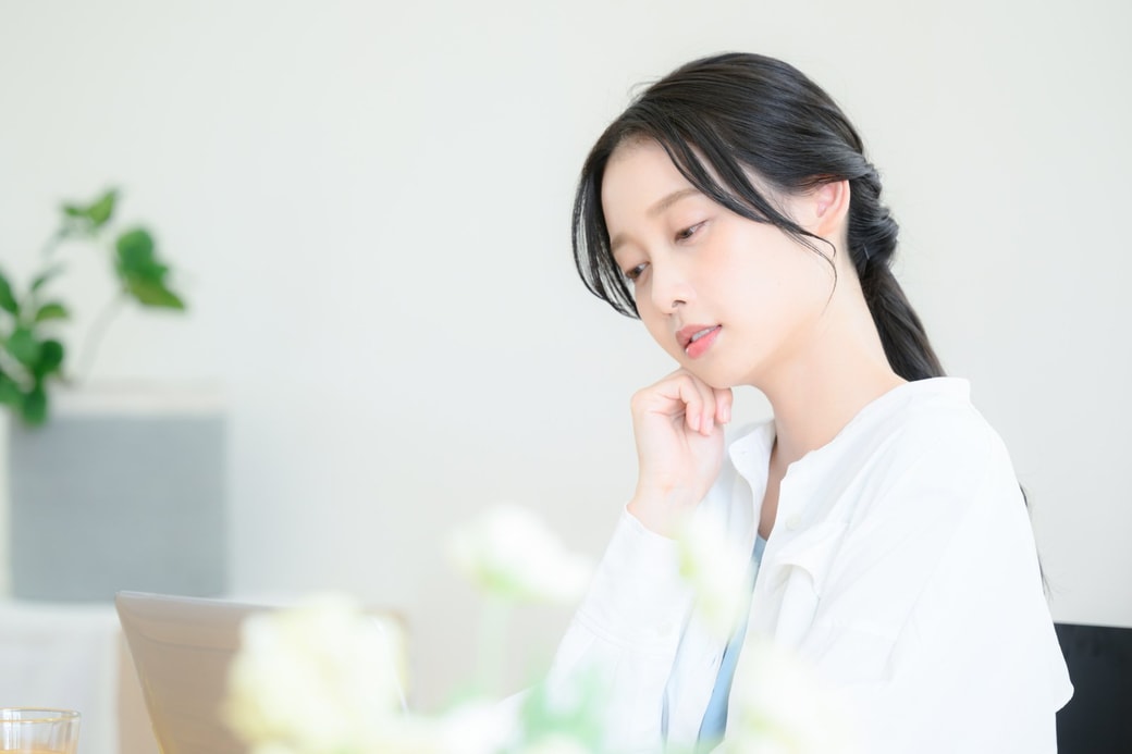 ネガティブな表情の女性