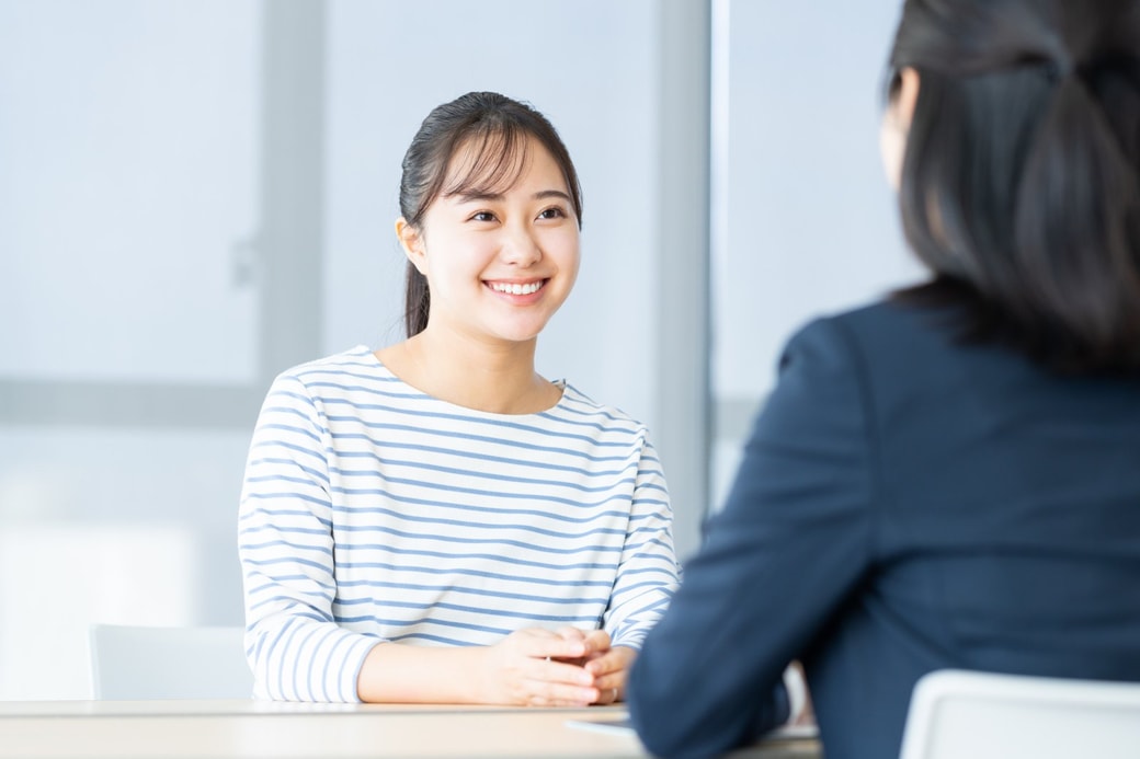笑顔で話す女性