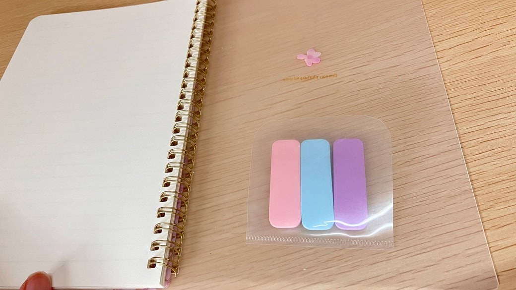 ノートに貼り付けた付箋ケース