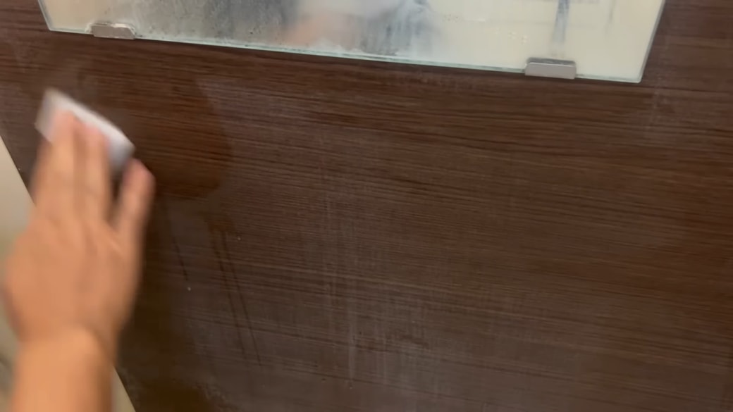 100均グッズで水あかを落とす人