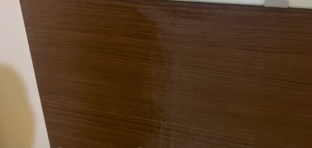 お風呂場の水あか掃除をする人