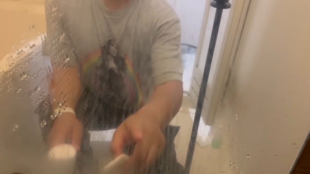 鏡のウロコを落とす人