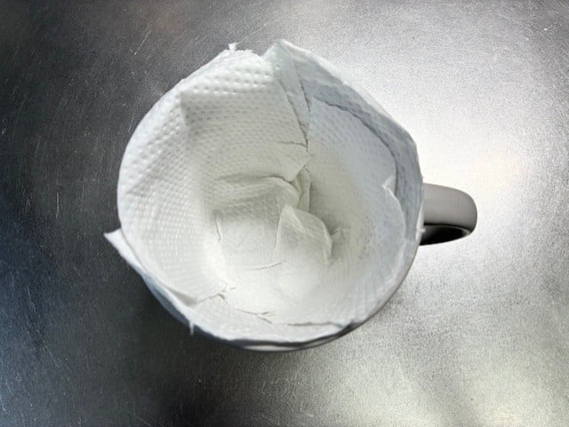 茶渋のついたカップの内側に沿わせるようにキッチンペーパーを入れて塩素系漂白剤をまんべんなく吹きかけるだけ！