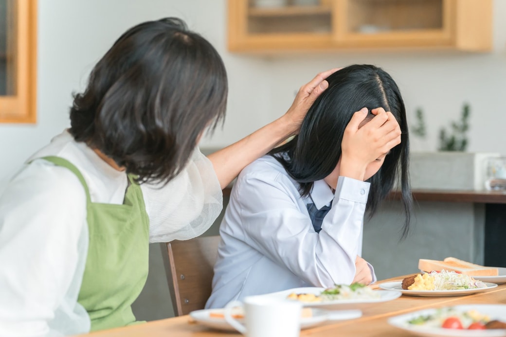 悩みを聞く母親