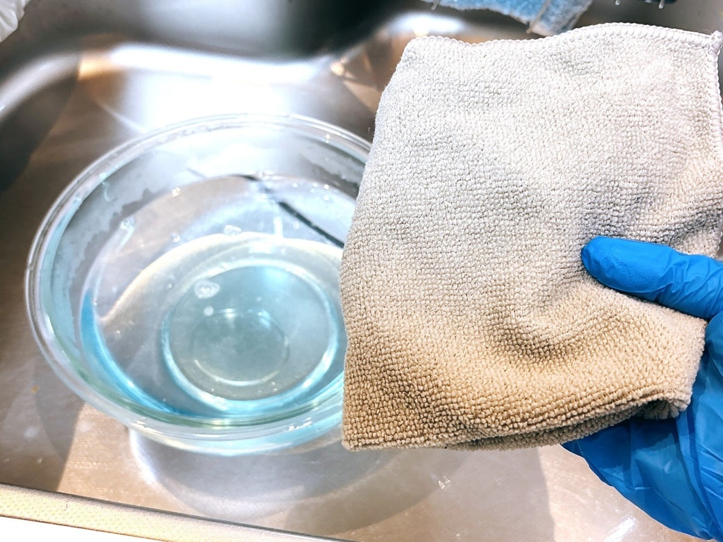 台所用中性洗剤とお湯でつくった希釈液とクロス