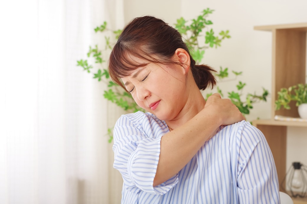 肩こりに悩む女性