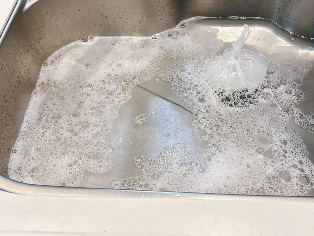 シンクに40℃お湯を溜めて、台所用中性洗剤をひとまわし入れる