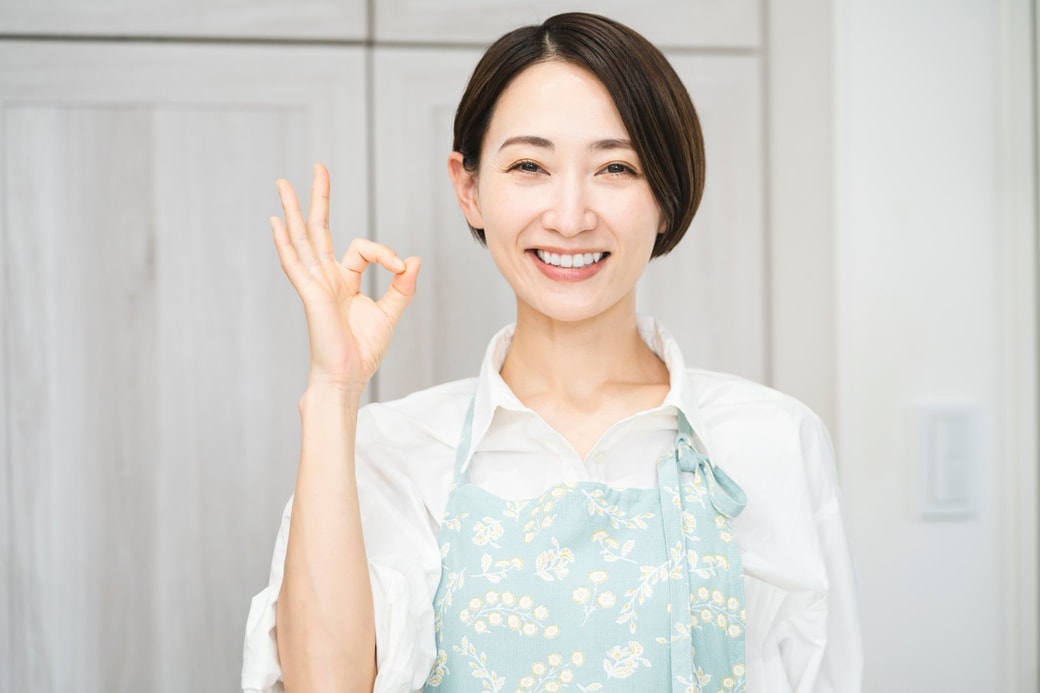 笑顔でOKサインをする女性