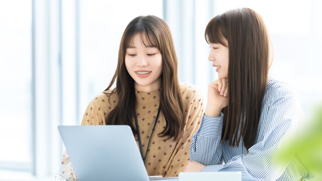 笑顔で話す同僚女性
