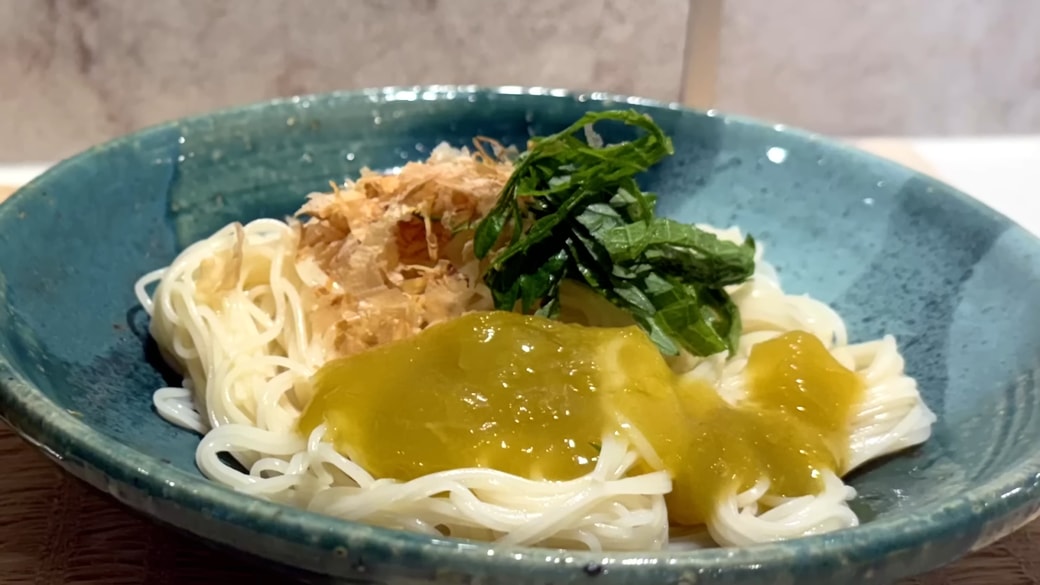 万能梅だれをかけたそうめん