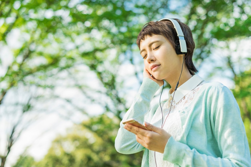 音楽を聴く女性