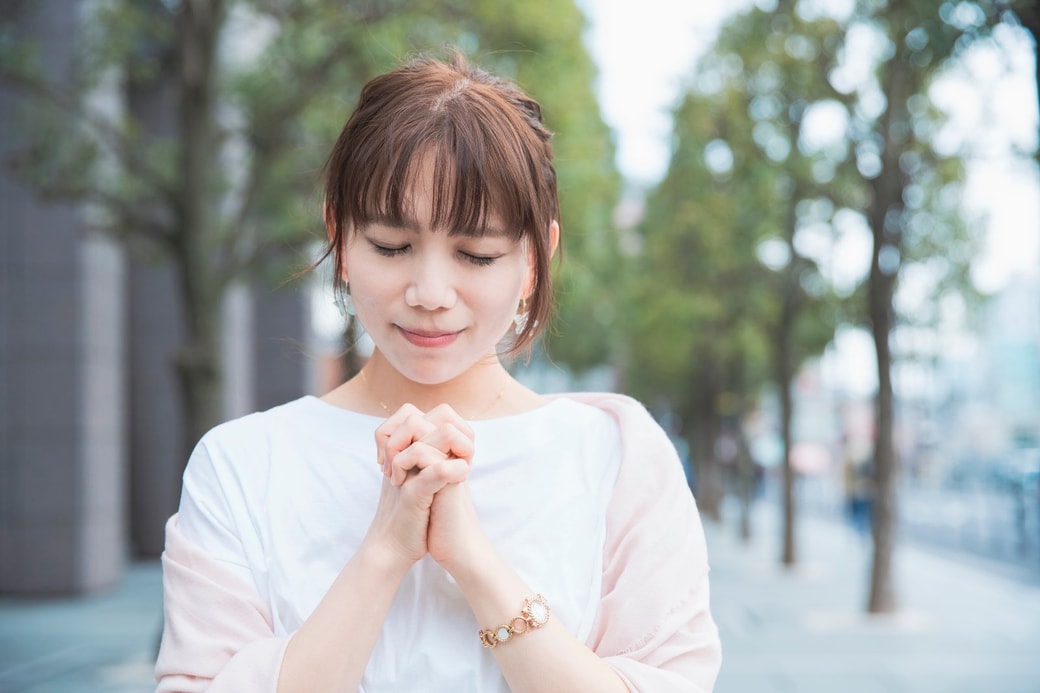 祈る女性