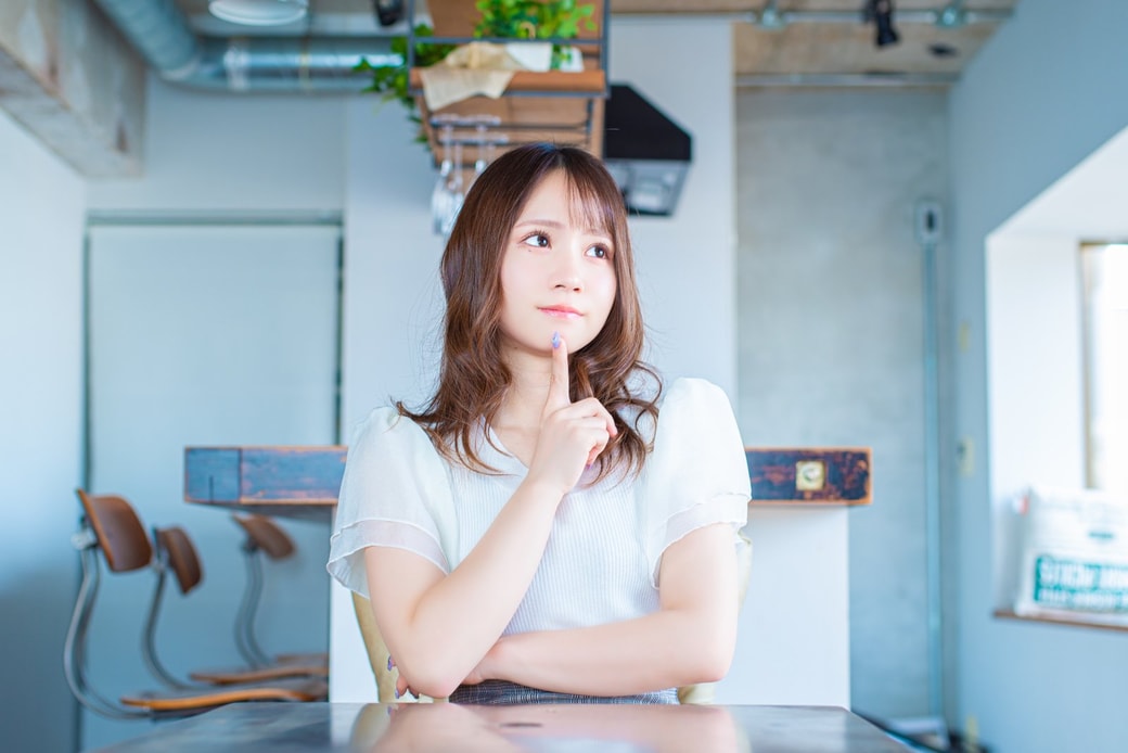 考える女性