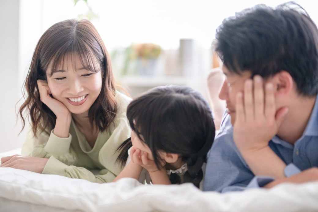 家族で楽しそうに会話する