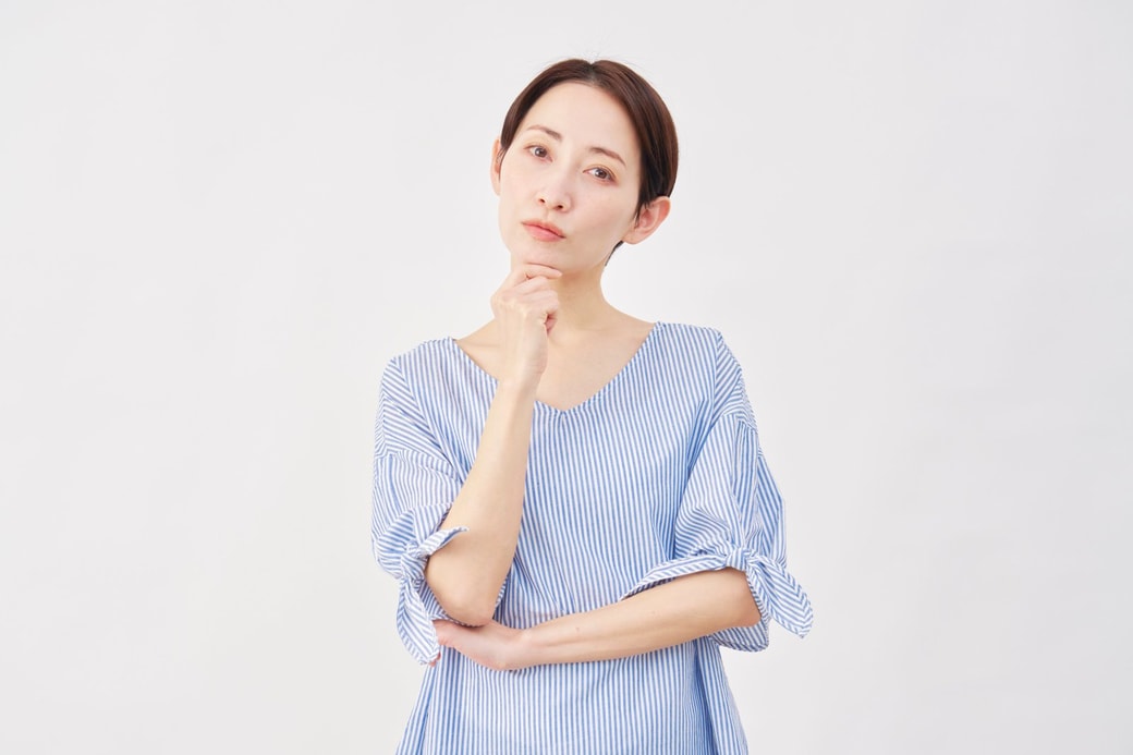 考える女性