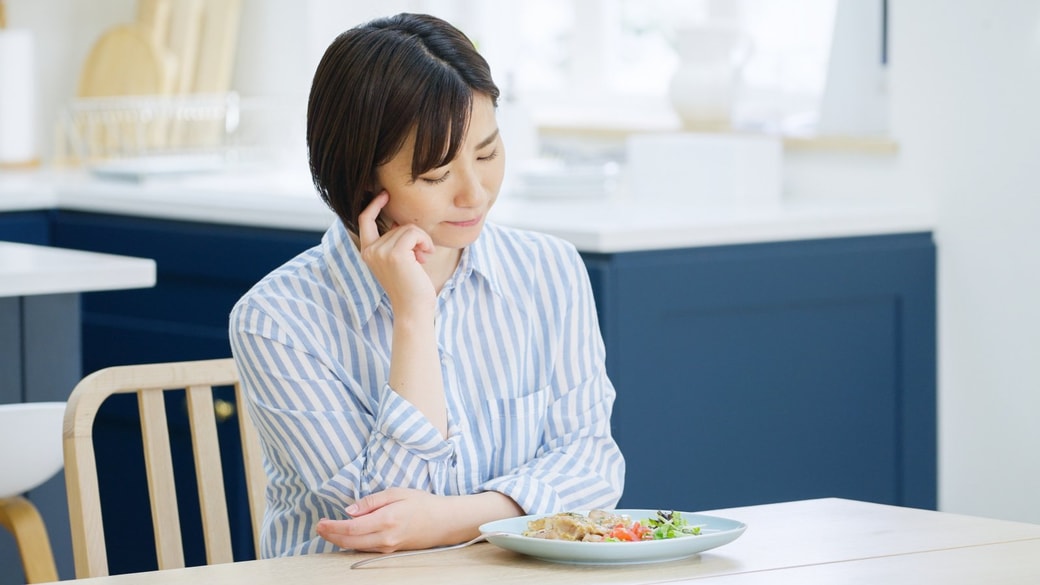 食事に悩む女性