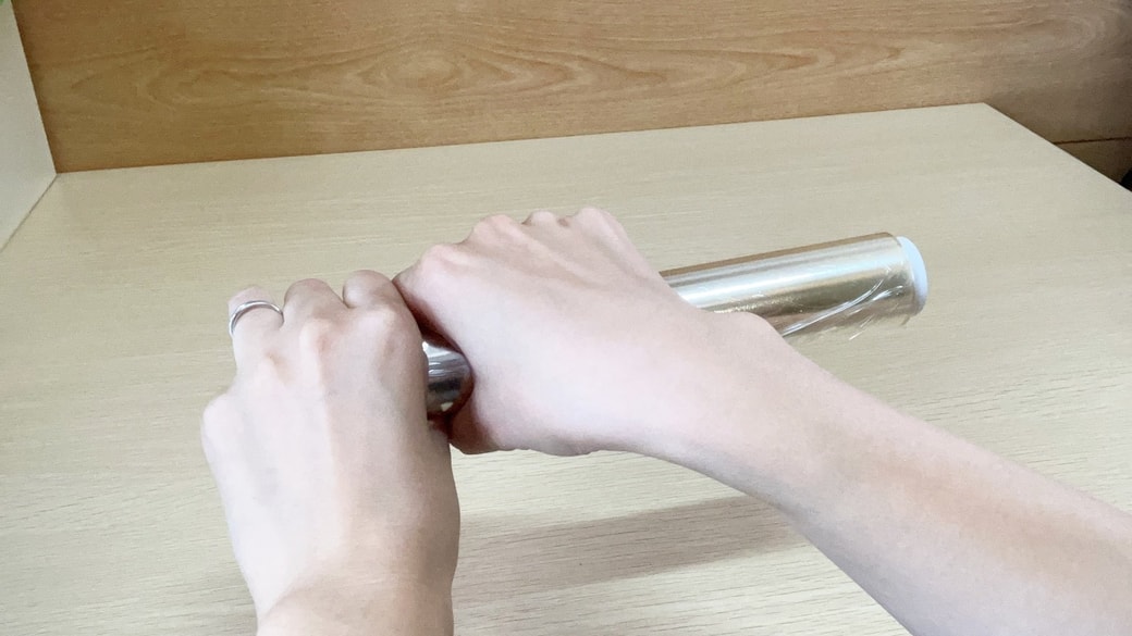 手でラップをくるくると動かす様子